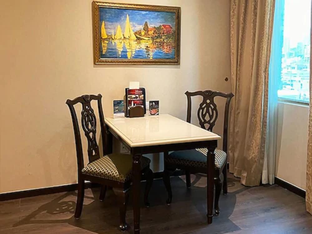 Safi Royal Luxury Valle San Pedro Garza Garcia Ngoại thất bức ảnh A table and two chairs