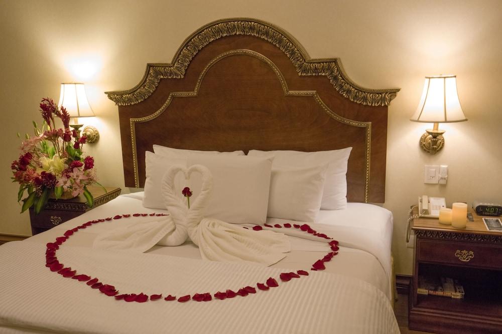 Safi Royal Luxury Valle San Pedro Garza Garcia Ngoại thất bức ảnh A bed with a towel swan
