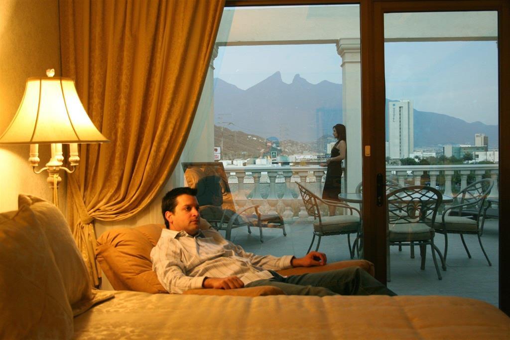 Safi Royal Luxury Valle San Pedro Garza Garcia Phòng bức ảnh A guest at the Four Seasons Hotel in Santiago, Chile