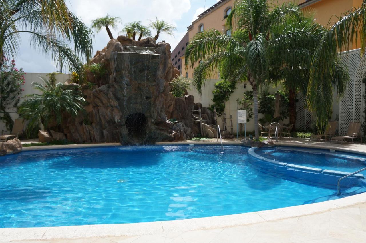 Safi Royal Luxury Valle San Pedro Garza Garcia Ngoại thất bức ảnh Swimming pool at the hotel