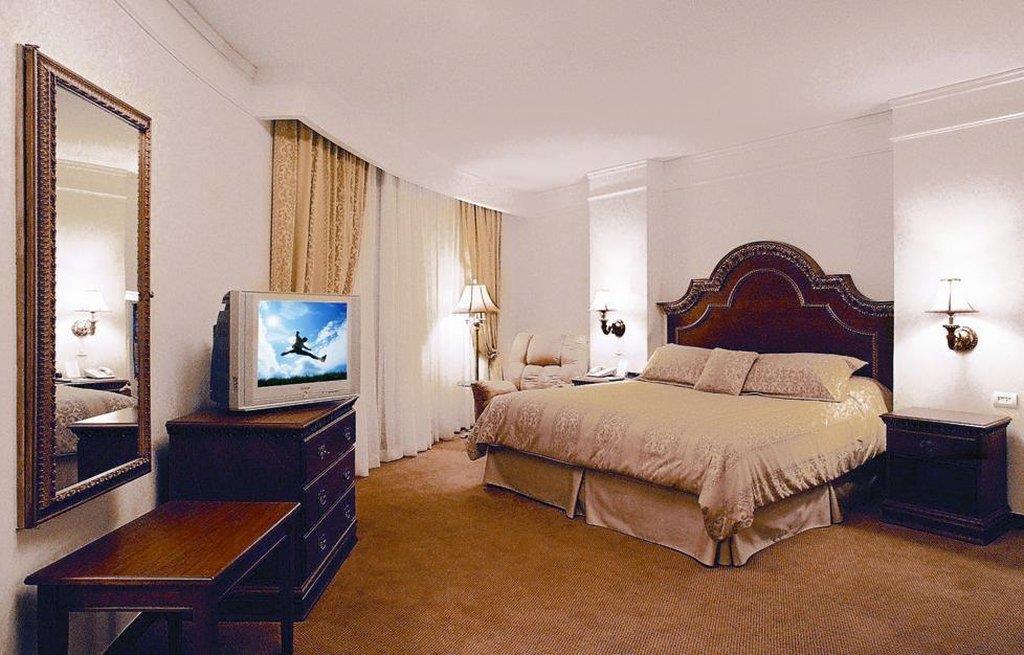 Safi Royal Luxury Valle San Pedro Garza Garcia Phòng bức ảnh A bedroom at the Waldorf Astoria New York