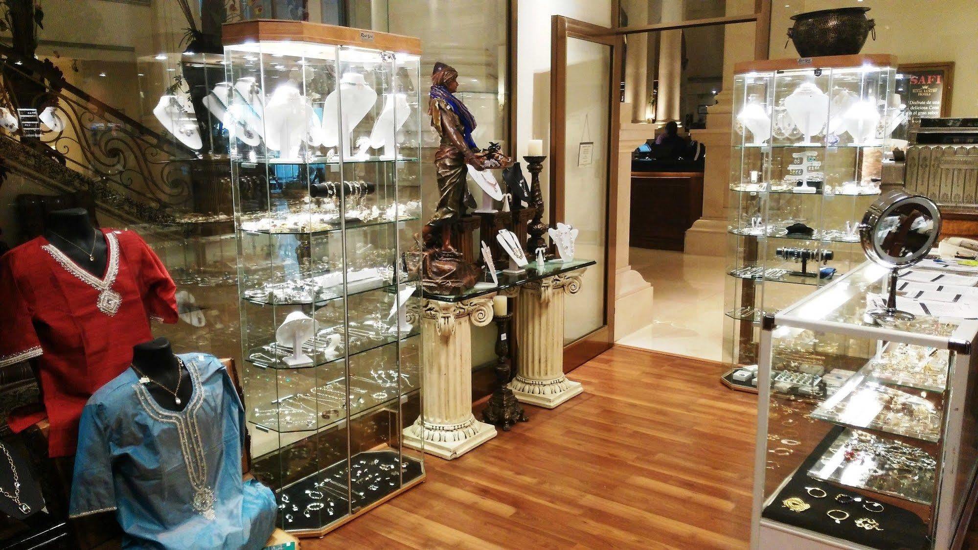 Safi Royal Luxury Valle San Pedro Garza Garcia Ngoại thất bức ảnh A jewellery shop in the shopping mall